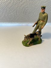 Soldat mit Spürhund und
