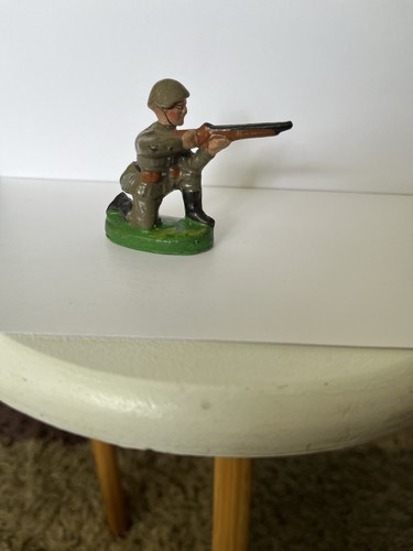Soldat kniend schießend nva - kniend,