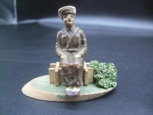 Sitzfigur soldat der mp - sitzfigur,,